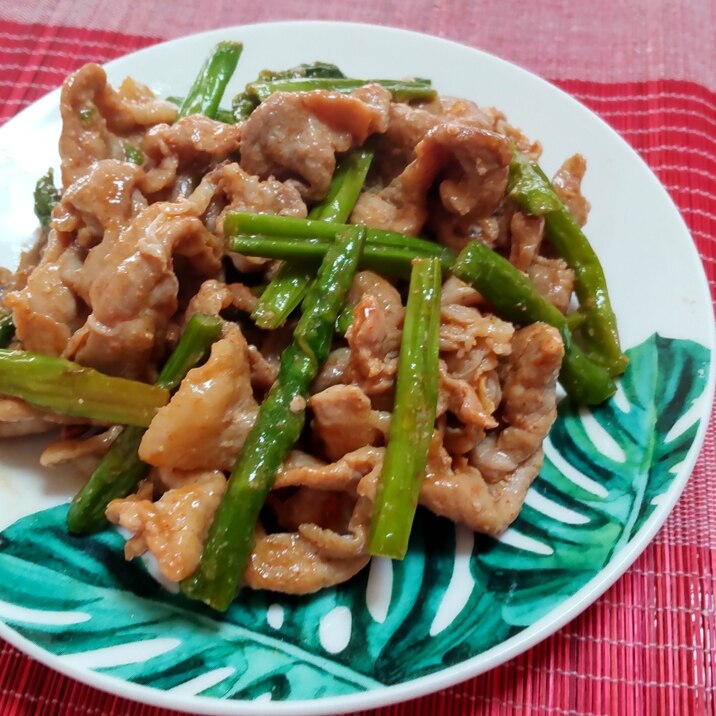簡単!豚肉とアスパラのピリ辛炒め〜
